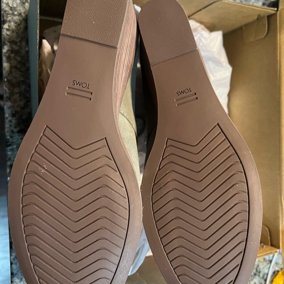 NWT Tom’s Hyde Vetiver Grey Suede boots. - Picture 2 of 4